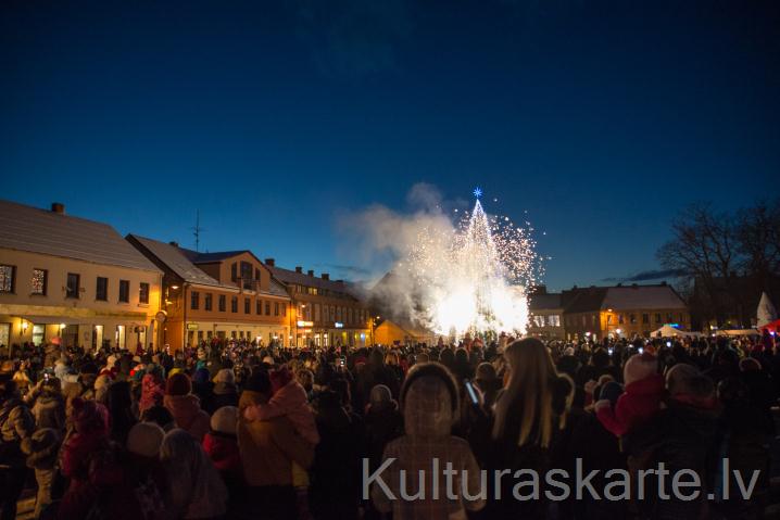 7. Sniegavīru saieta atklāšana un egles iedegšana